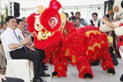 台北市長郝龍斌與統一集團總裁林蒼生一同進行「市府轉運站」啟動儀式